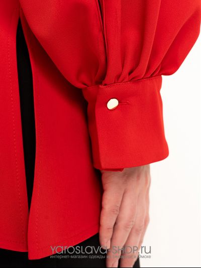 Элегантный женский костюм из красного жакета и черных брюк