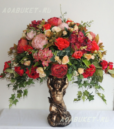 Композиция красных цветов на статуэтке ангела № СА020