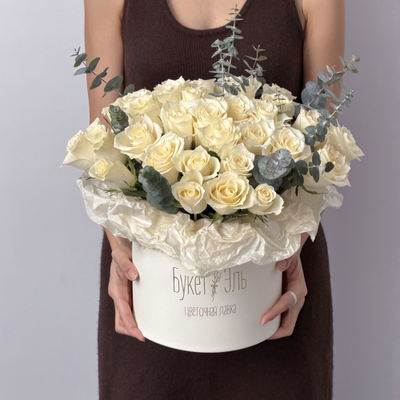 Шляпная коробка из белых роз