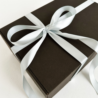 Большая подарочная коробка GILEV 37x26x12см с серебряной лентой и наполнителем