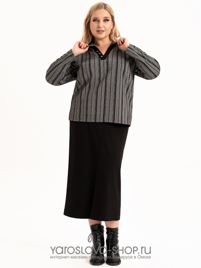 Женский трикотажный костюм с джемпером в полоску и юбкой черного цвета