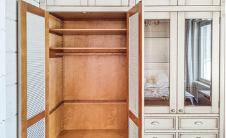 Встроенный шестидверный шкаф с жалюзийными дверьми.