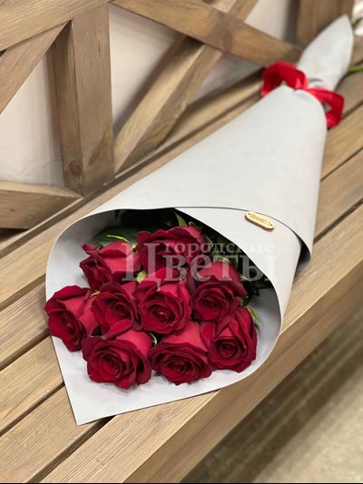 9 красных роз в крафте