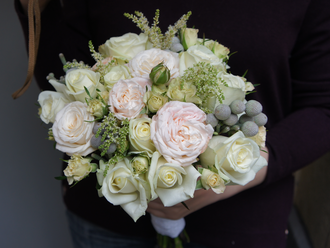 Белый свадебный букет из георгин, шариков брунии, белых роз и астильбы. Белый букет невесты