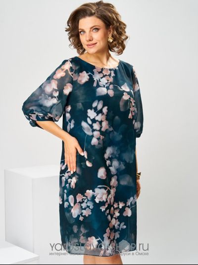 Женское платье прямого силуэта в синем цвете с цветочным принтом