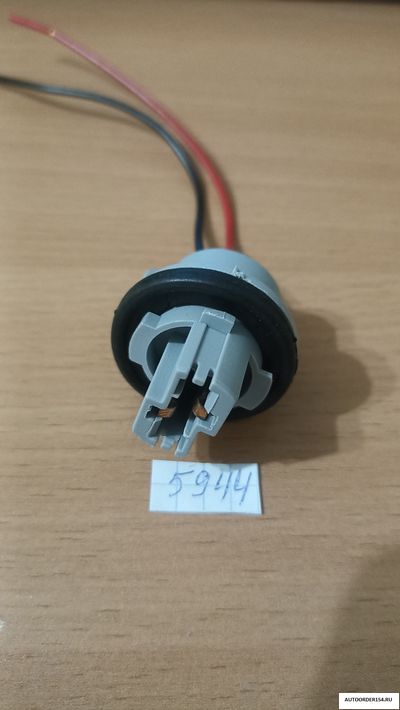 Патрон 1 конт. (2 провода) под б/ц лампу для иномарки