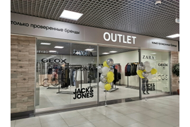 Вывеска из композита с фрезеровкой светового логотипа OUTLET в ТЦ Квадрат.