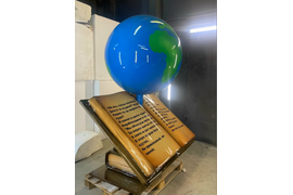 Земной шар с книгой. Уличный арт-объект из стеклопластика