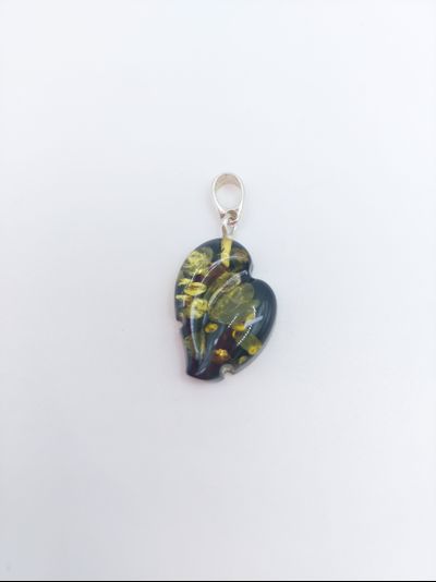 Кулон из зеленого янтаря "Сердце"