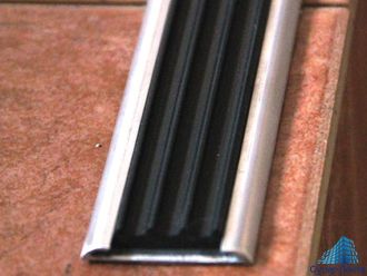 Алюминиевая полоса с резиновой вставкой, 32 мм
