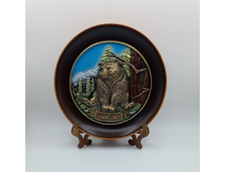 СУВЕНИРНАЯ ТАРЕЛКА МЕДВЕДЬ СИДИТ ЦВЕТНАЯ. ОПТ