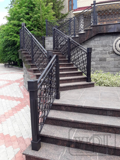 кованое ограждение.