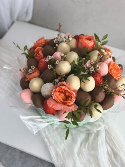 Корзина с цветами и клубникой в шоколаде