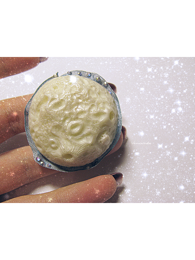 Мистическая луна. Брошь в виде луны из полимерной глины. Украшение светится в темноте