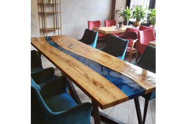 Стол-река из карагача. Ресторан "Асадо", г.Екатеринбург, работа spilcenter.com