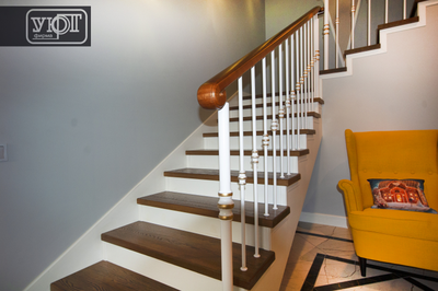 л-5/7. Лестница с металлическим ограждением. Поручень, ступени - массив ясеня