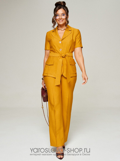 Классический с деловым акцентом женский костюм горчичного цвета