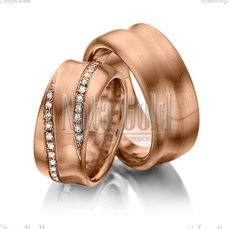 Обручальные кольца широкие из красного золота с бриллиантами в женском кольце с волнистым профилем