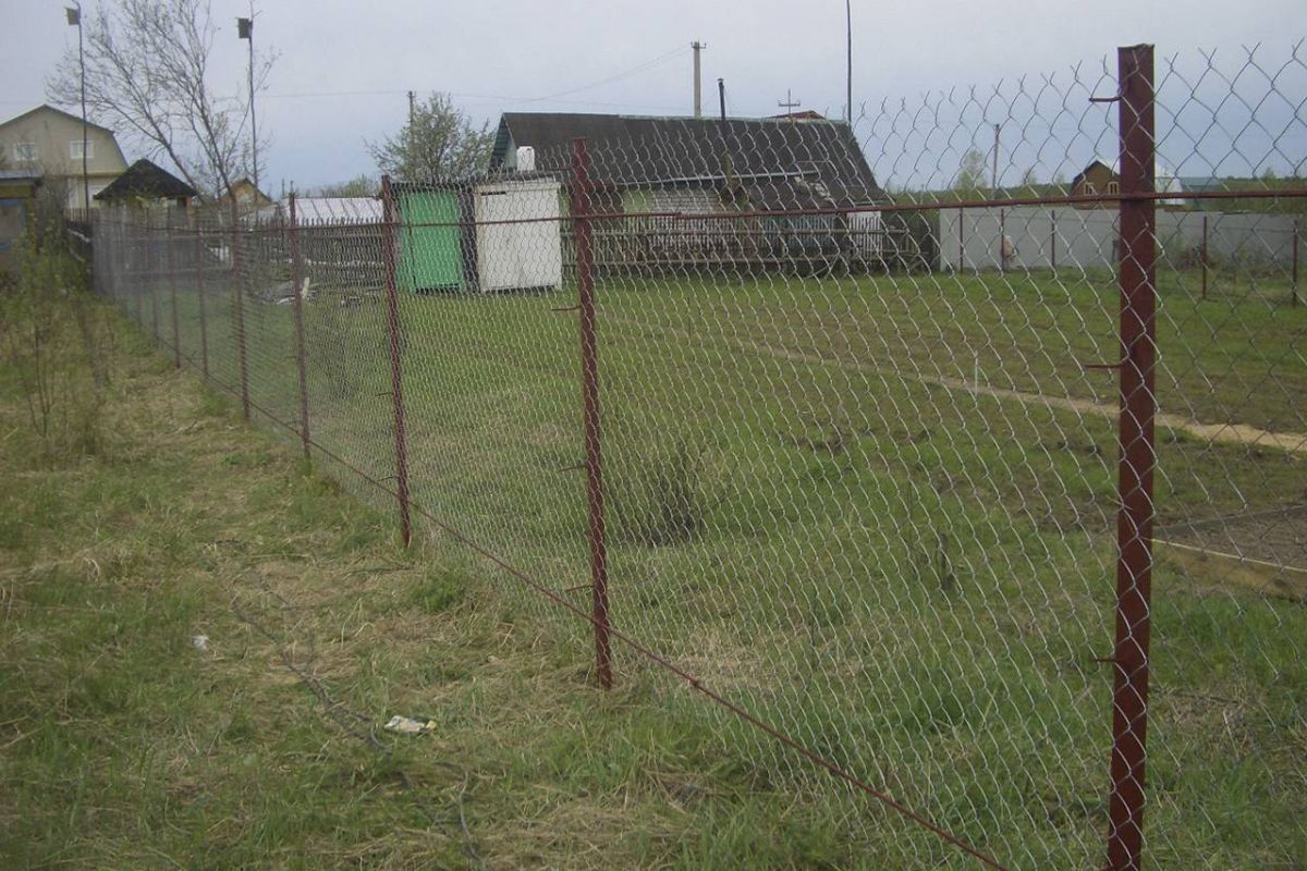 Забор из бетонных столбов. Железобетонные столбы для забора. Забор из рабицы на склоне. 4 пачка. Заборный столб бутование.