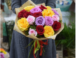 Букет из 19 разноцветных роз