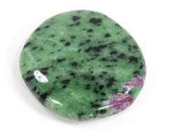 Корунд красный (светится в УФ) в цоизите, полировка плоская, Танзания (37*35*9 мм, 27 г) №35658