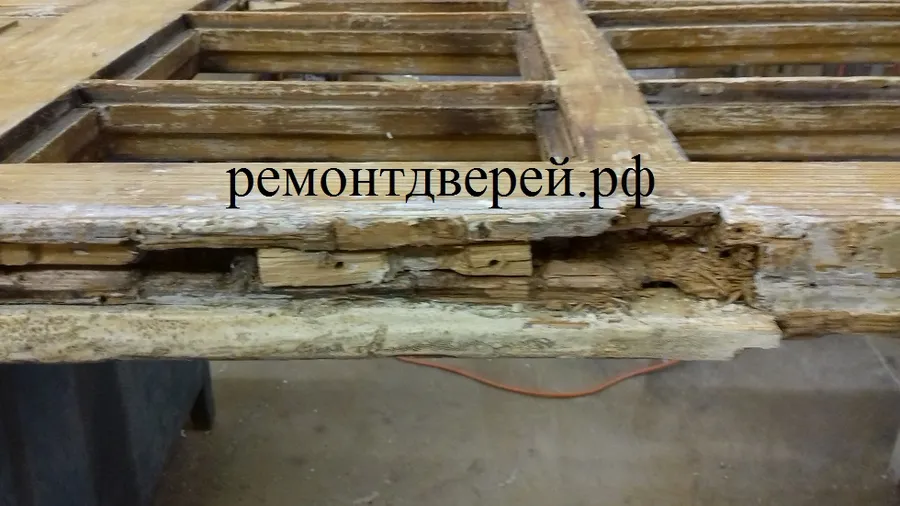 Элемент двери в процессе ремонта