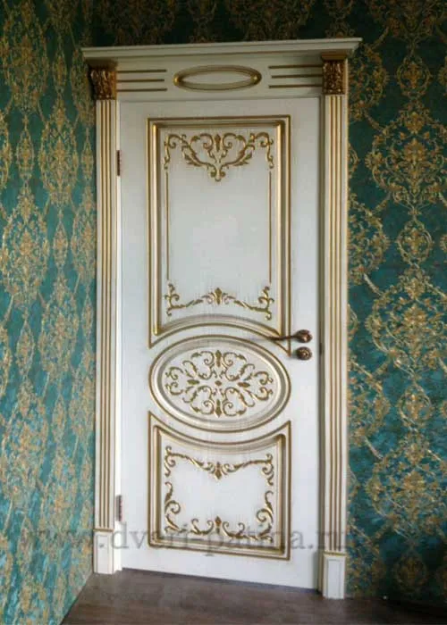 Фотография: установка в спальной, украшена капителью №7, монтаж двери в угловой проем, подрезка карниза.