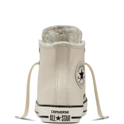 белые высокие кеды Converse с мехом, зимние конверсы вид сзади логотип