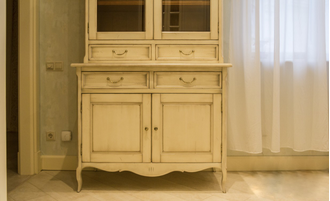 Буфет с верхней надстройкой со стеклянными дверьми.