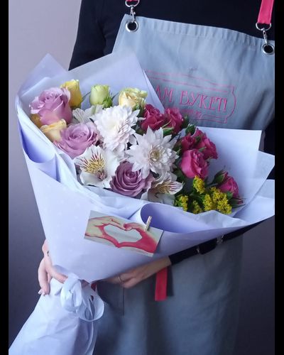 Карина(хризантема,кустовые розы 3, салидаго 1, розы 3)