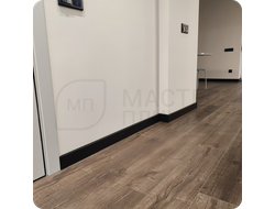 Плинтус ХДФ Dollken Cubu Flex Life 100мм Х 2,5 м 1144 Черный в интерьере 9