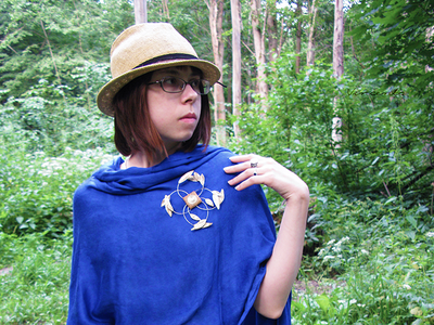 Фэнтези-брошь "Артефакты Атлантиды - Солнечный амулет" с золотым песком и лепестками