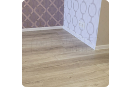 Экологичное решение: монтаж белого плинтуса Dollken Cubu Flex Life 40 с сертификатом Greenguard Gold - безопасный выбор для любых помещений, включая детские комнаты и медицинские учреждения.