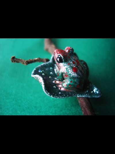 "Сердце Изумрудного леса", брошь с лягушкой (скульптурная миниатюра)