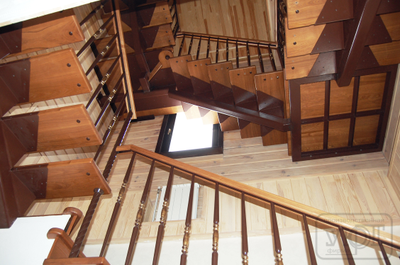 л-44. ограждение - металлические балясины, столбы "косичка." ступени, поручень - массив ясеня
