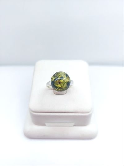 Кольцо без оправы с зеленым янтарем