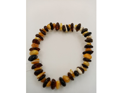 Браслет на резинке из обработанного янтаря