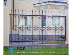 Красивая кованая калитка с бетонированием столбов