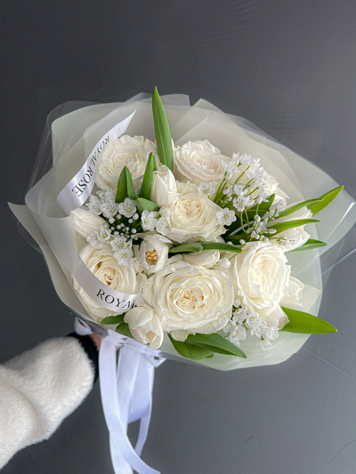 "Подснежники на снегу"  - букет из роз тюльпанов и аллиума