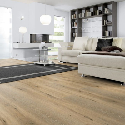 Виниловый пол Wineo 400 Wood Adventure Oak Rustic MLD00111 в интерьере гостиной