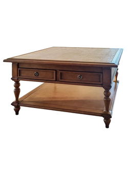 Журнальный стол со столешницей из плитки.