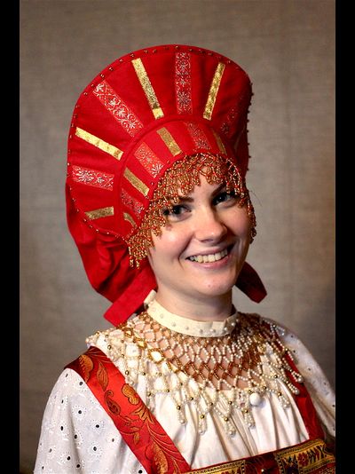 Кокошник праздничный для молодой девушки.