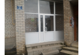 входная группа с распашной дверью из холодного алюминия. монтаж найс-окна г.Владимир, ул.Пугачева, 79. Детский развивающий центр