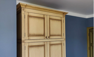 Шкаф для одежды с антресолью.