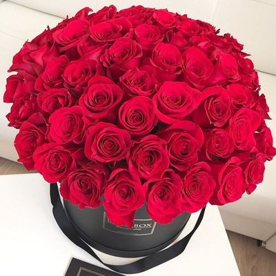 Букет в шляпной коробке с красными розами MAXI
