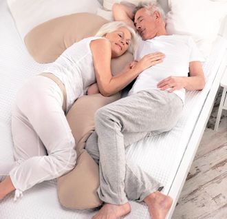 Подушка обнимашка формы J размер 280 см с наполнителем антистресс шарики  + наволочка на молнии хлопок кремовый