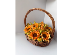 Корзина с зефирными подсолнухами