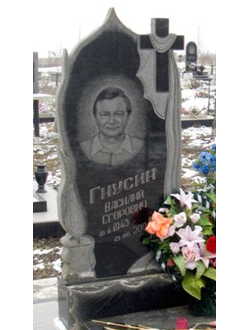 Фото вертикального бюджетного памятника на могилу со свечкой с крестом и пращаницей в СПб