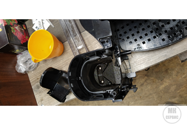 Налёт кофейных масел на стоке подачи кофе