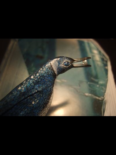 "Пингвин Мерилии", необычная брошь с натуральным морганитом